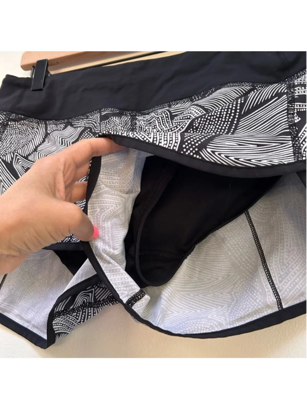 Lululemon Speed Short 2.5” Dottie Tribe White Black Size 6 Running Shorts
